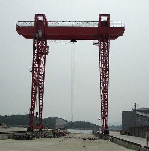 造船門式起重機